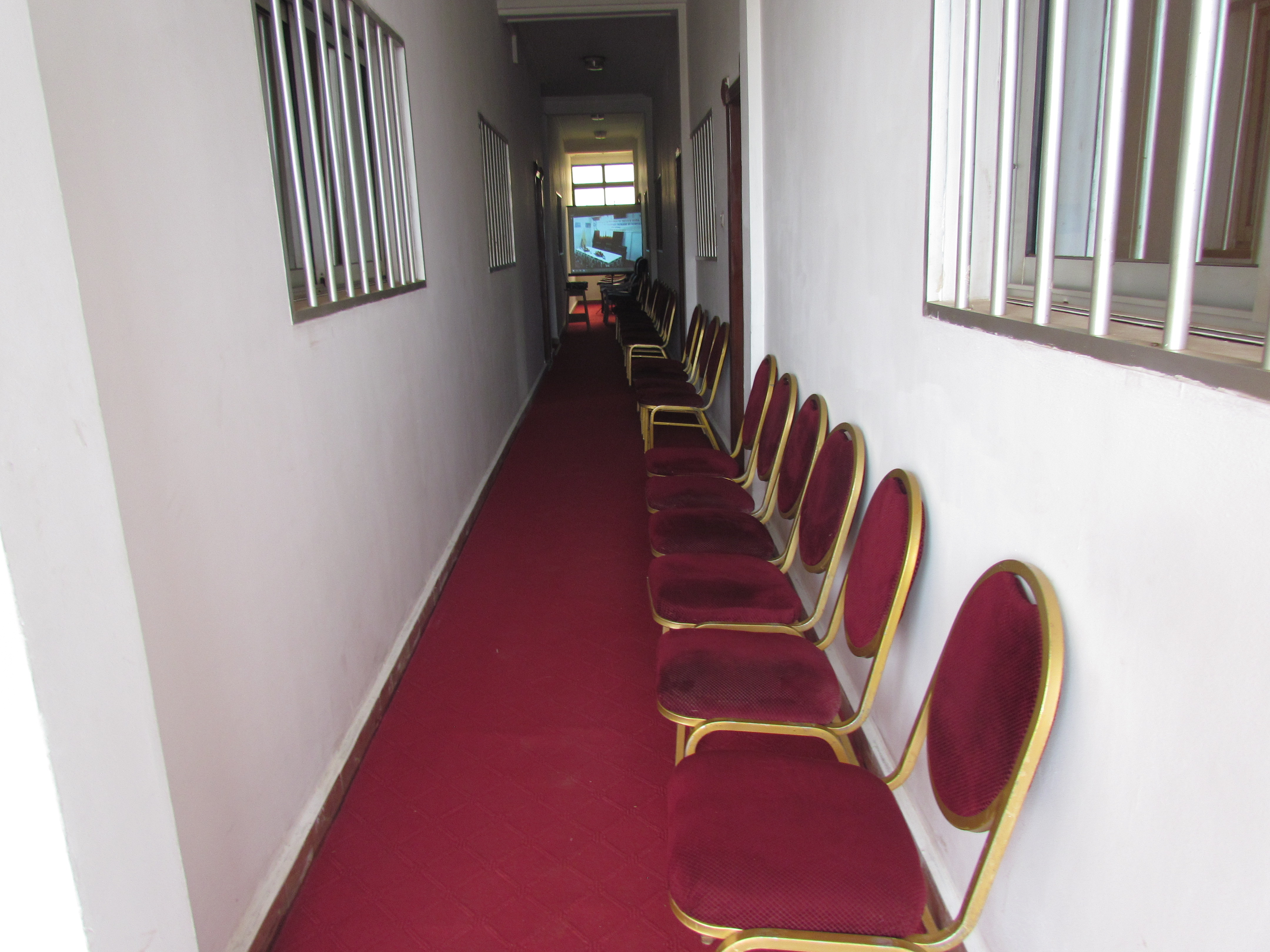 Photo passation de service entre DG sortant et entrant yde avril 2023