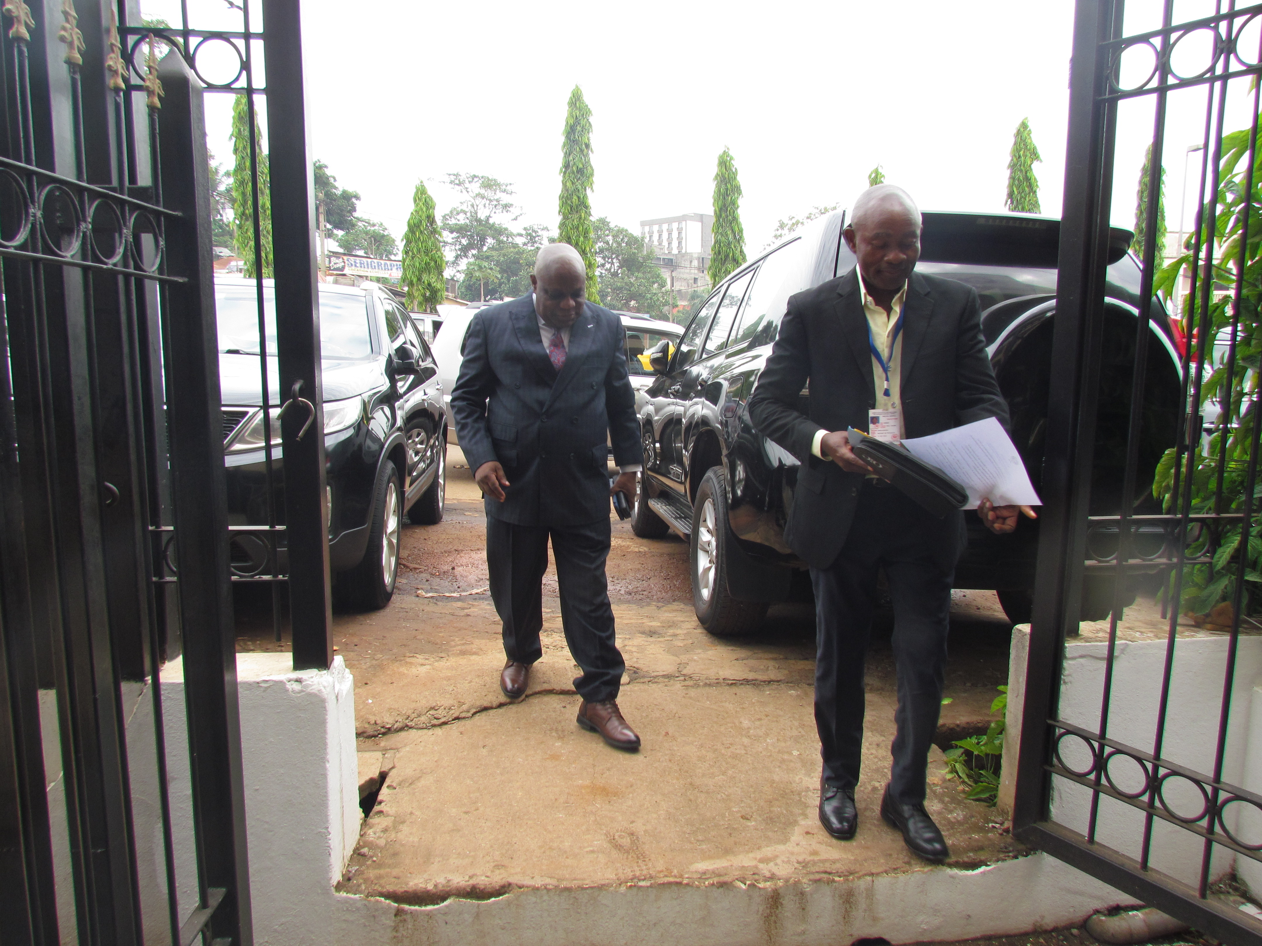 Photo passation de service entre DG sortant et entrant yde avril 2023