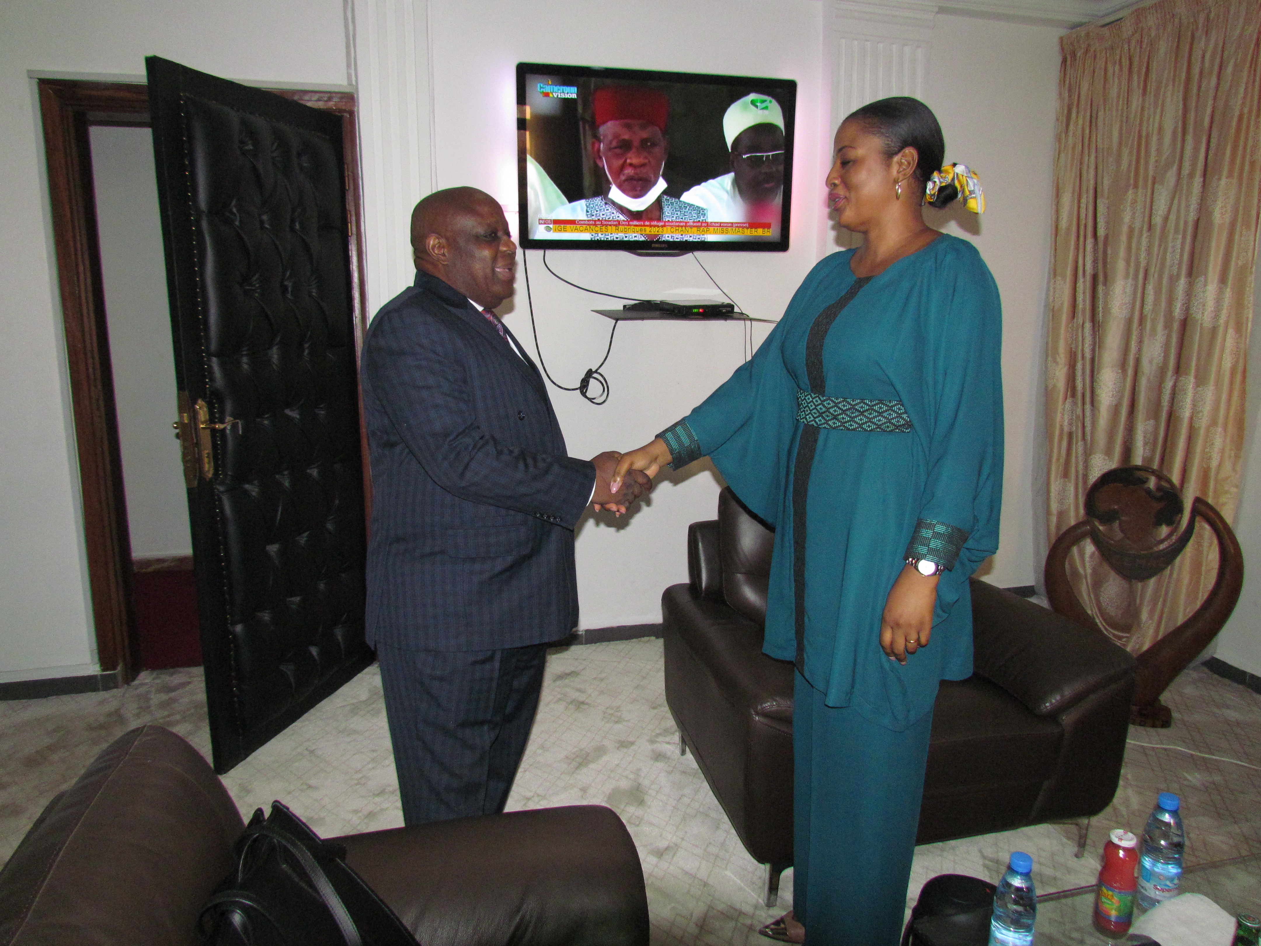 Photo passation de service entre DG sortant et entrant yde avril 2023