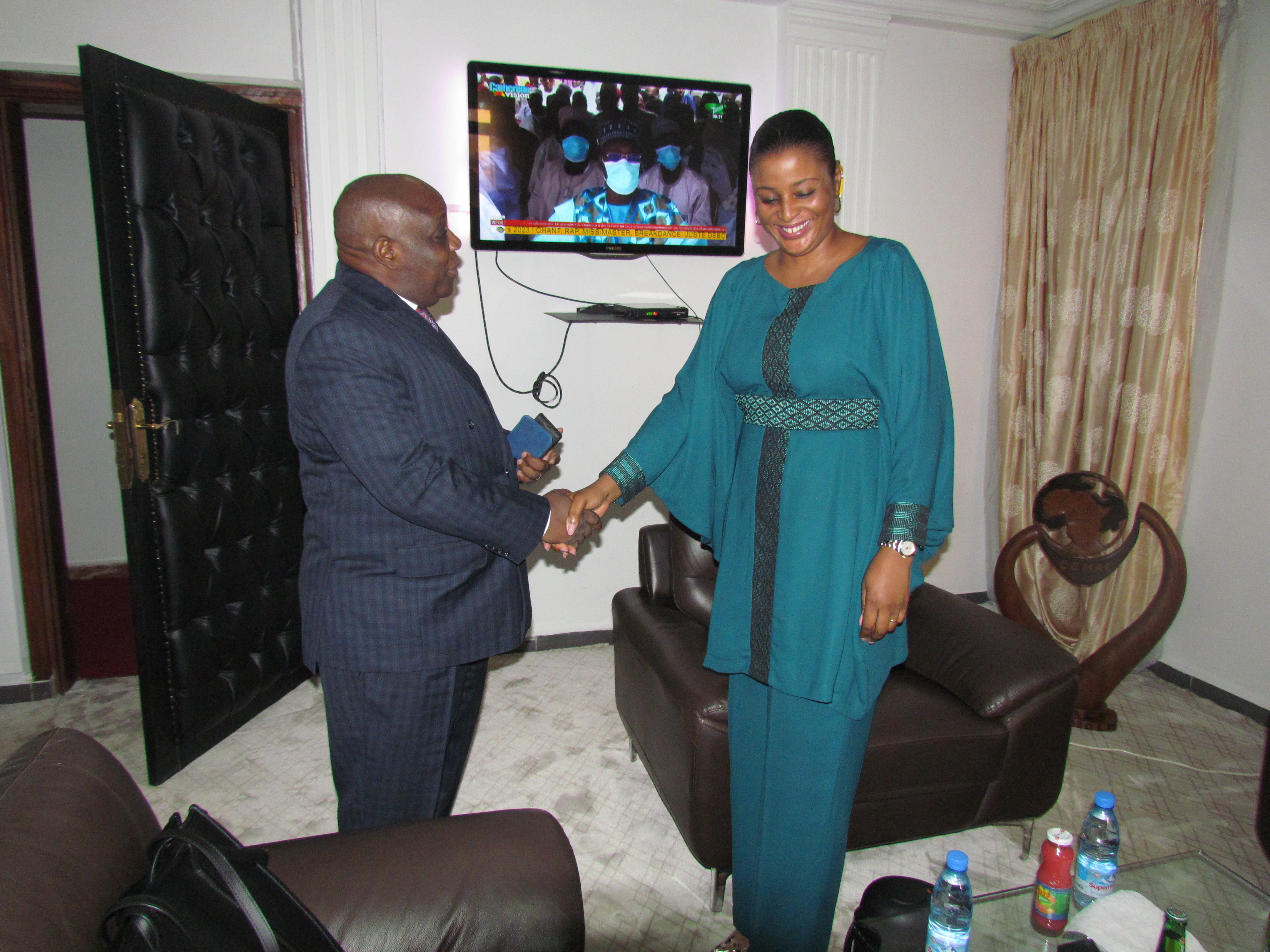 Photo passation de service entre DG sortant et entrant yde avril 2023