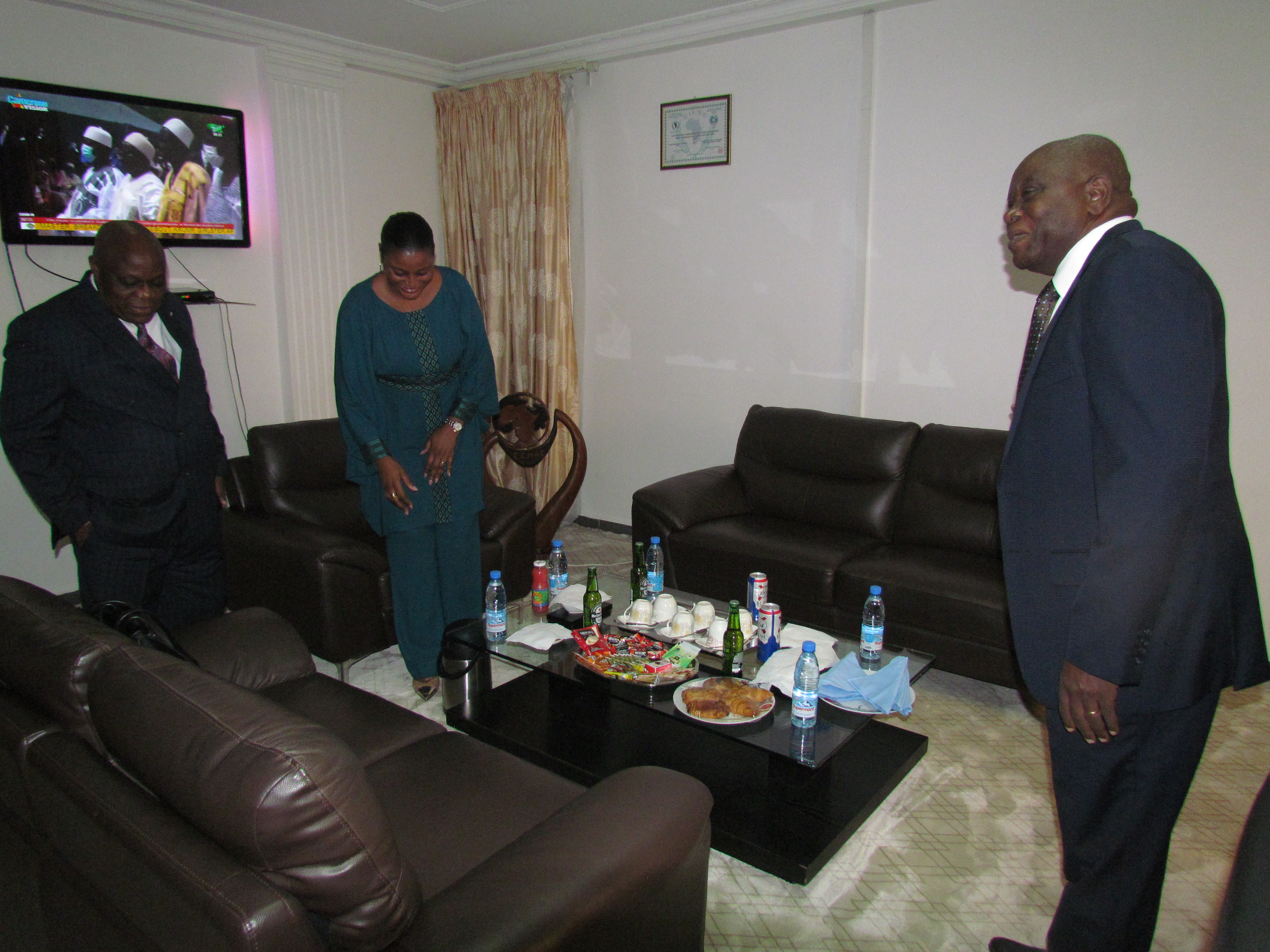 Photo passation de service entre DG sortant et entrant yde avril 2023