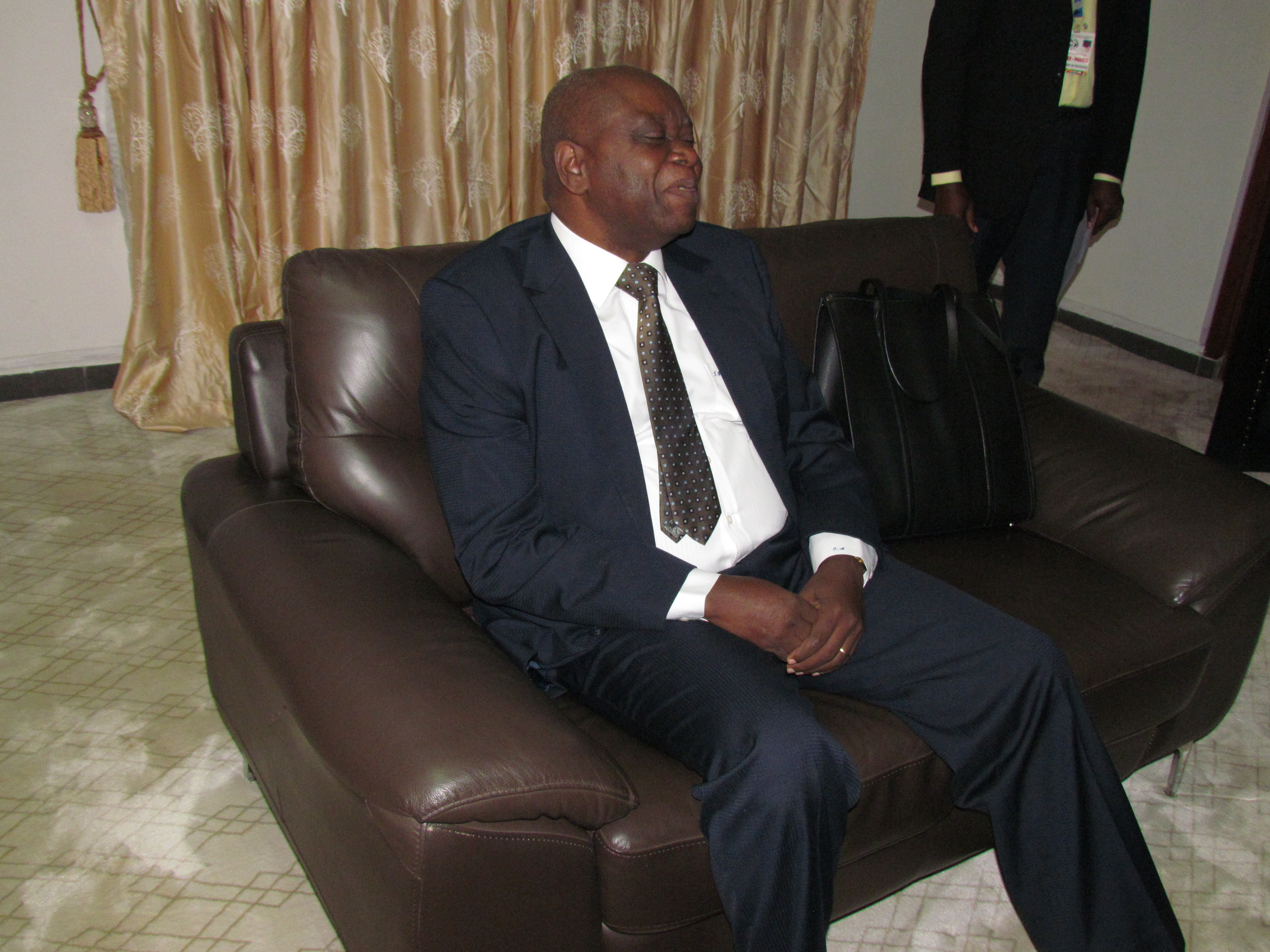 Photo passation de service entre DG sortant et entrant yde avril 2023