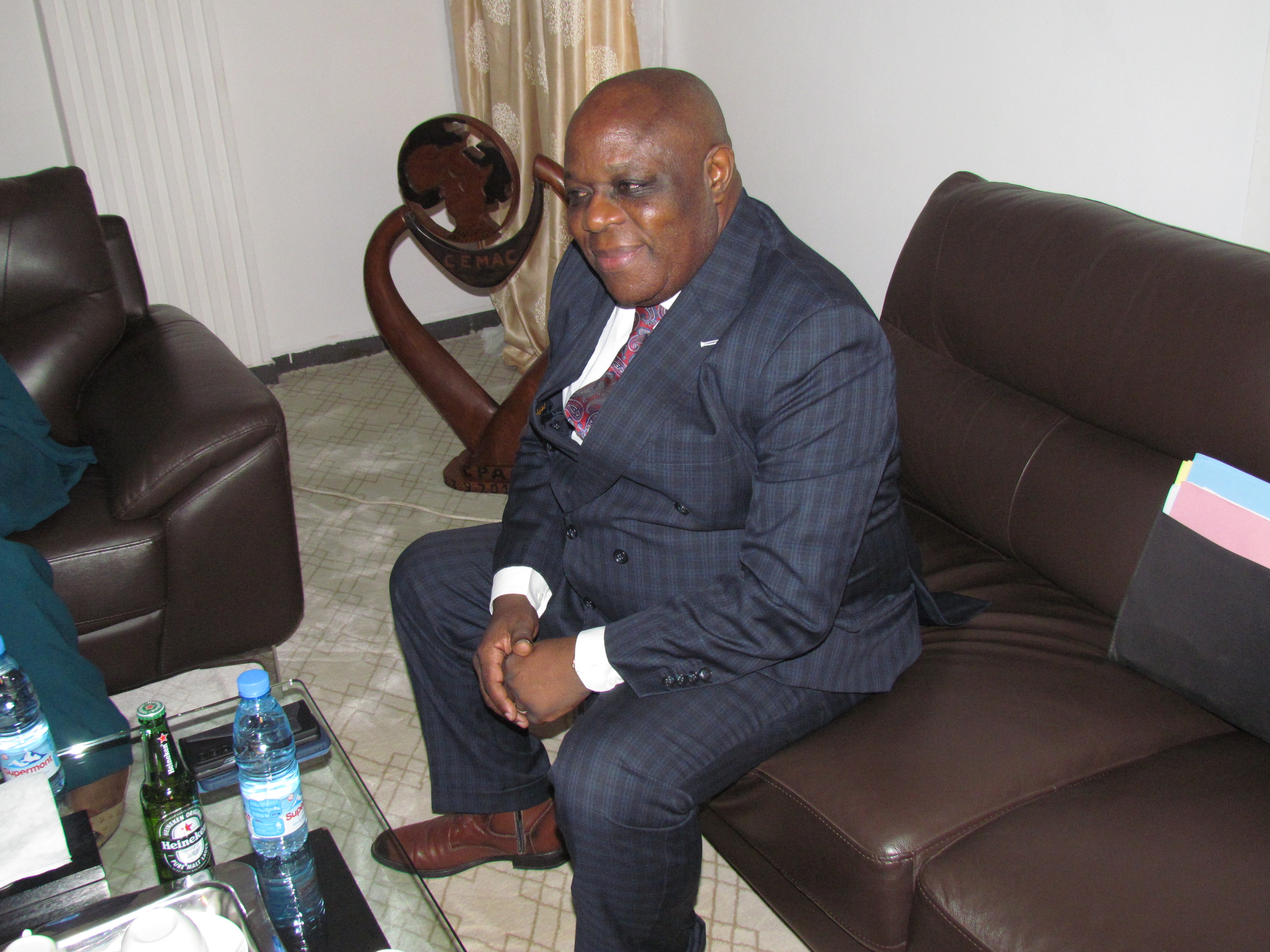 Photo passation de service entre DG sortant et entrant yde avril 2023