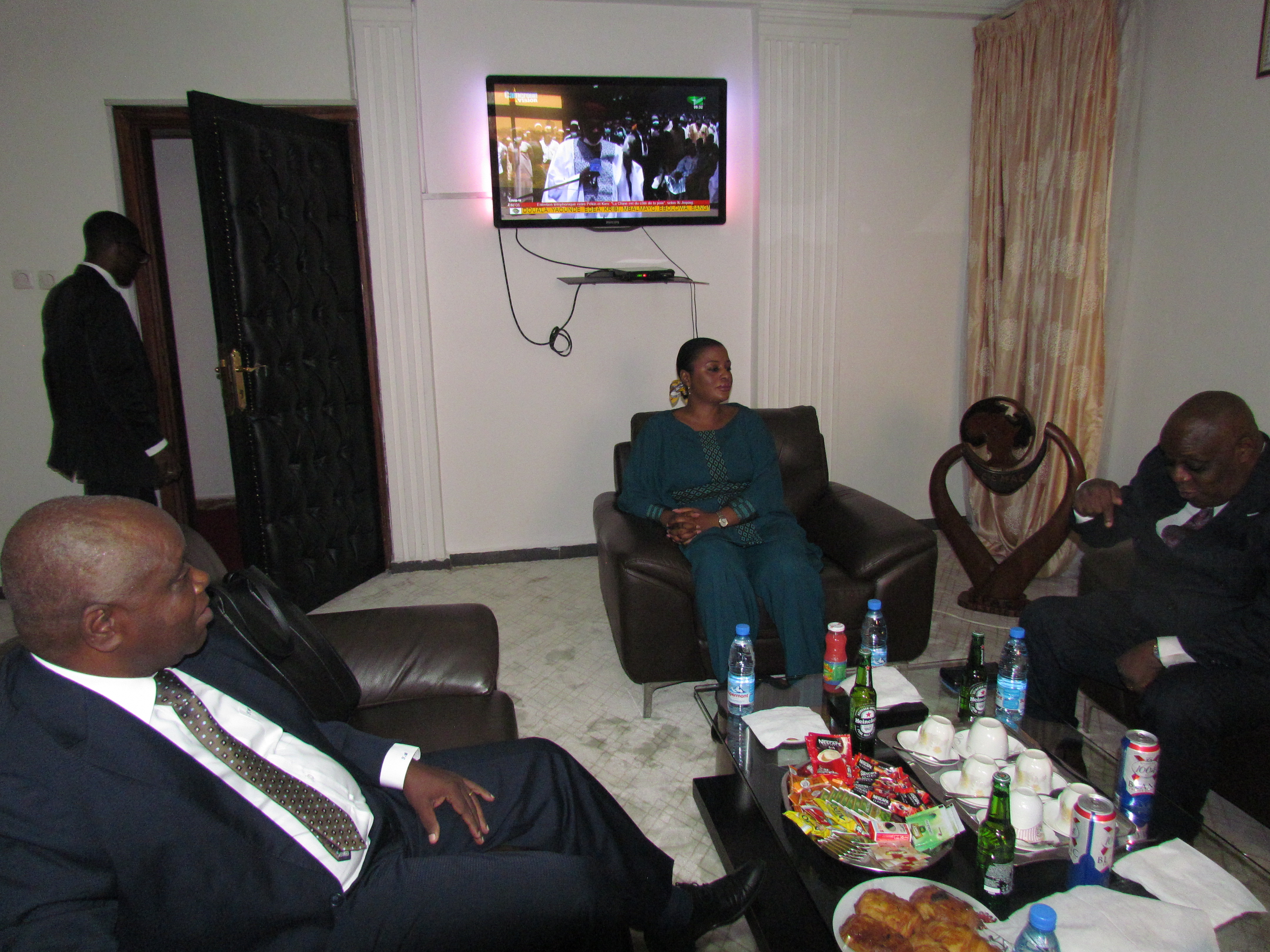 Photo passation de service entre DG sortant et entrant yde avril 2023