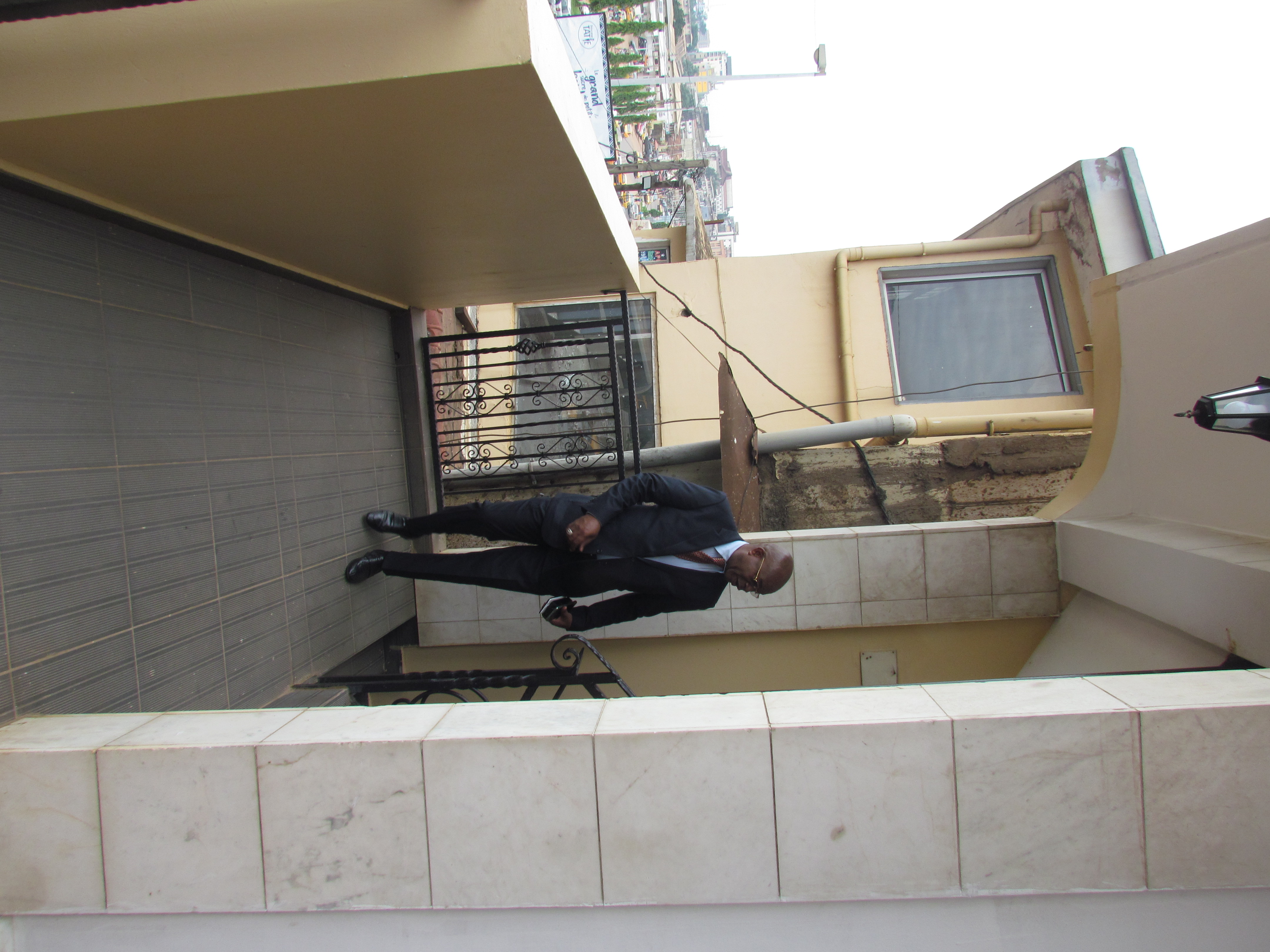 Photo passation de service entre DG sortant et entrant yde avril 2023