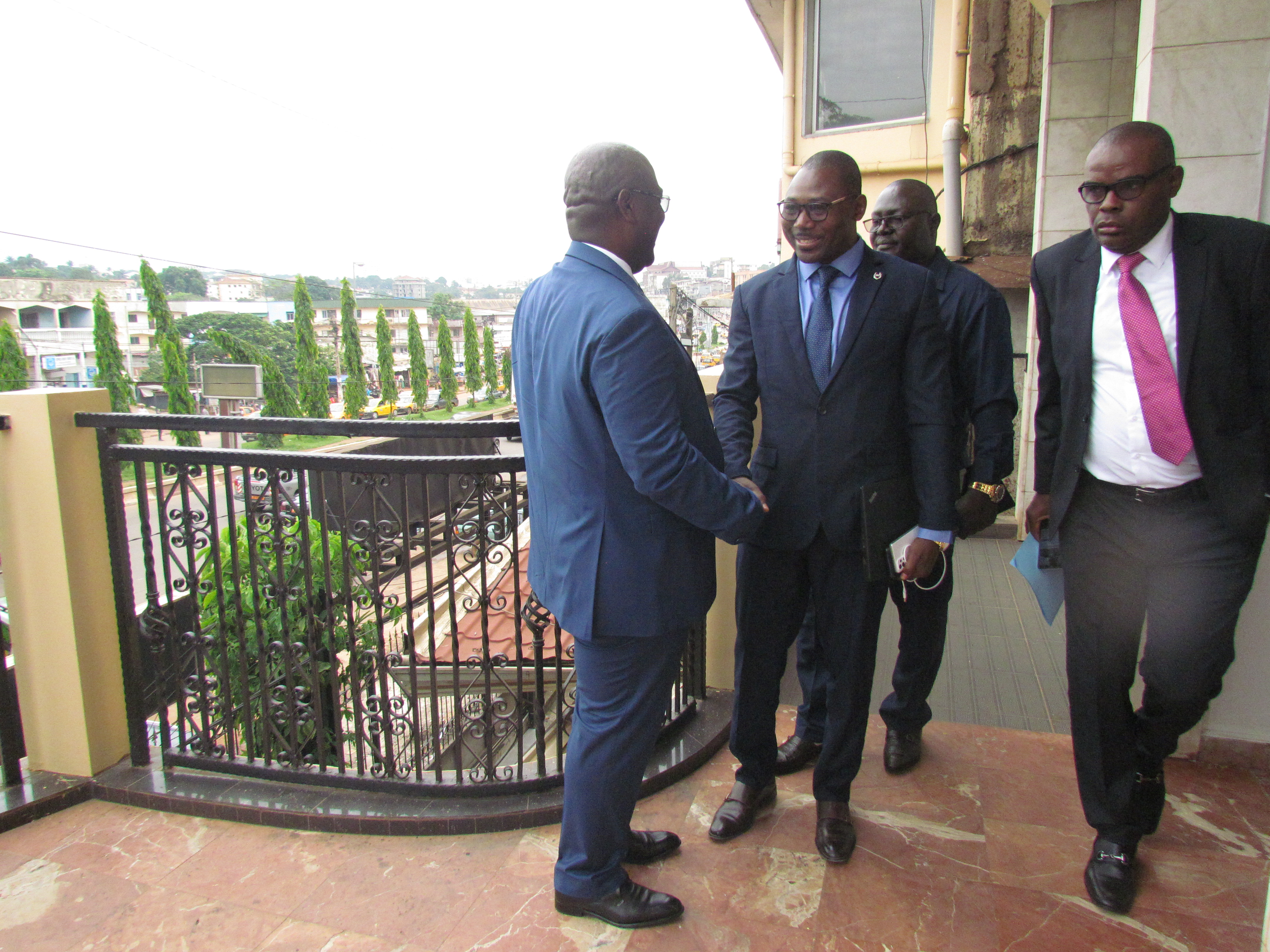 Photo passation de service entre DG sortant et entrant yde avril 2023