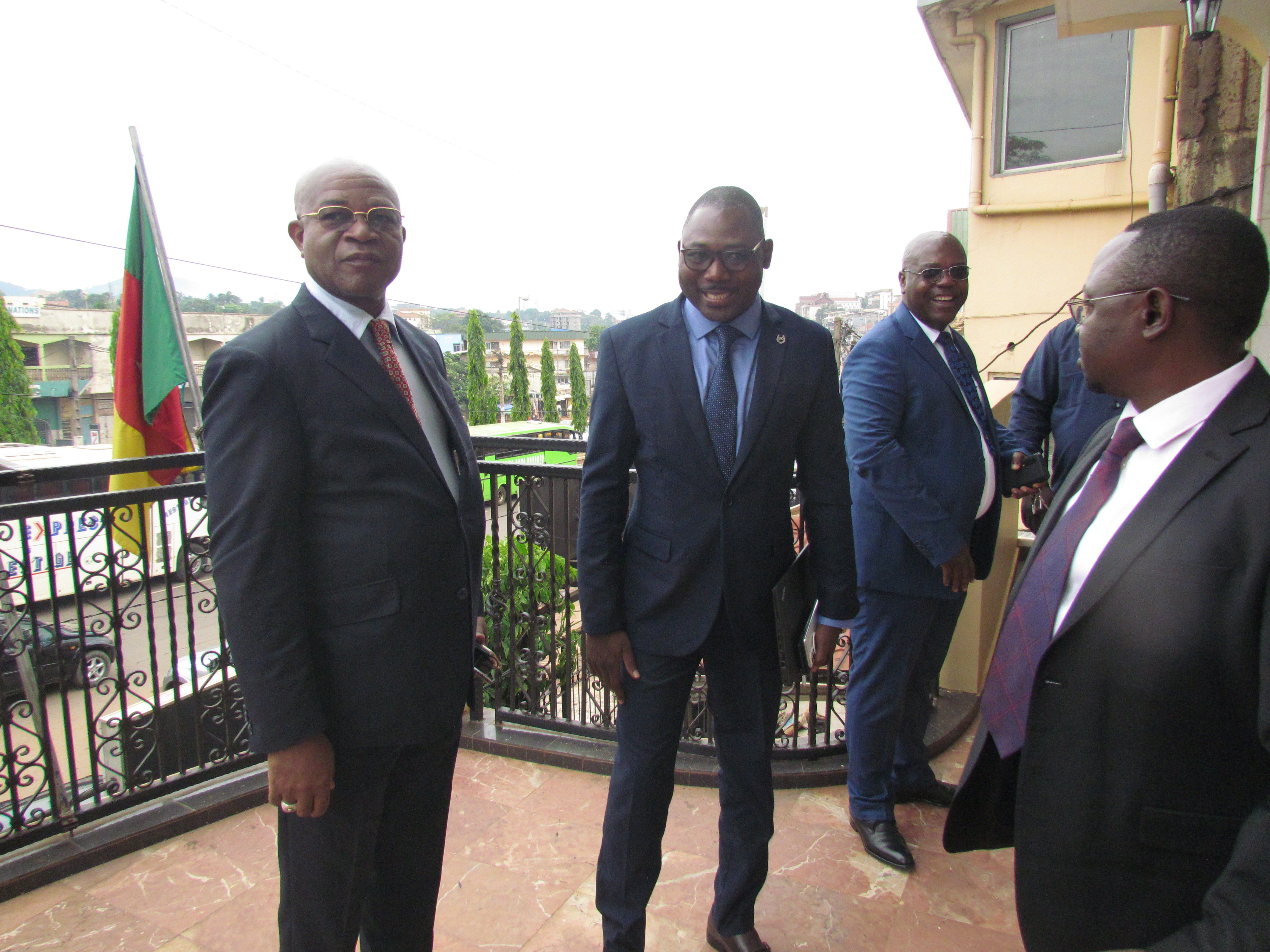 Photo passation de service entre DG sortant et entrant yde avril 2023